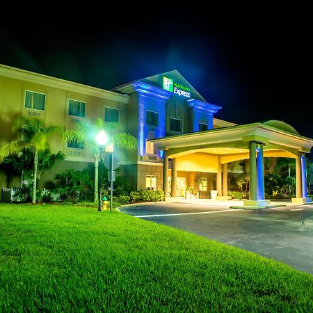 Holiday Inn Express & Suites Cocoa, An Ihg Hotel Exterior photo