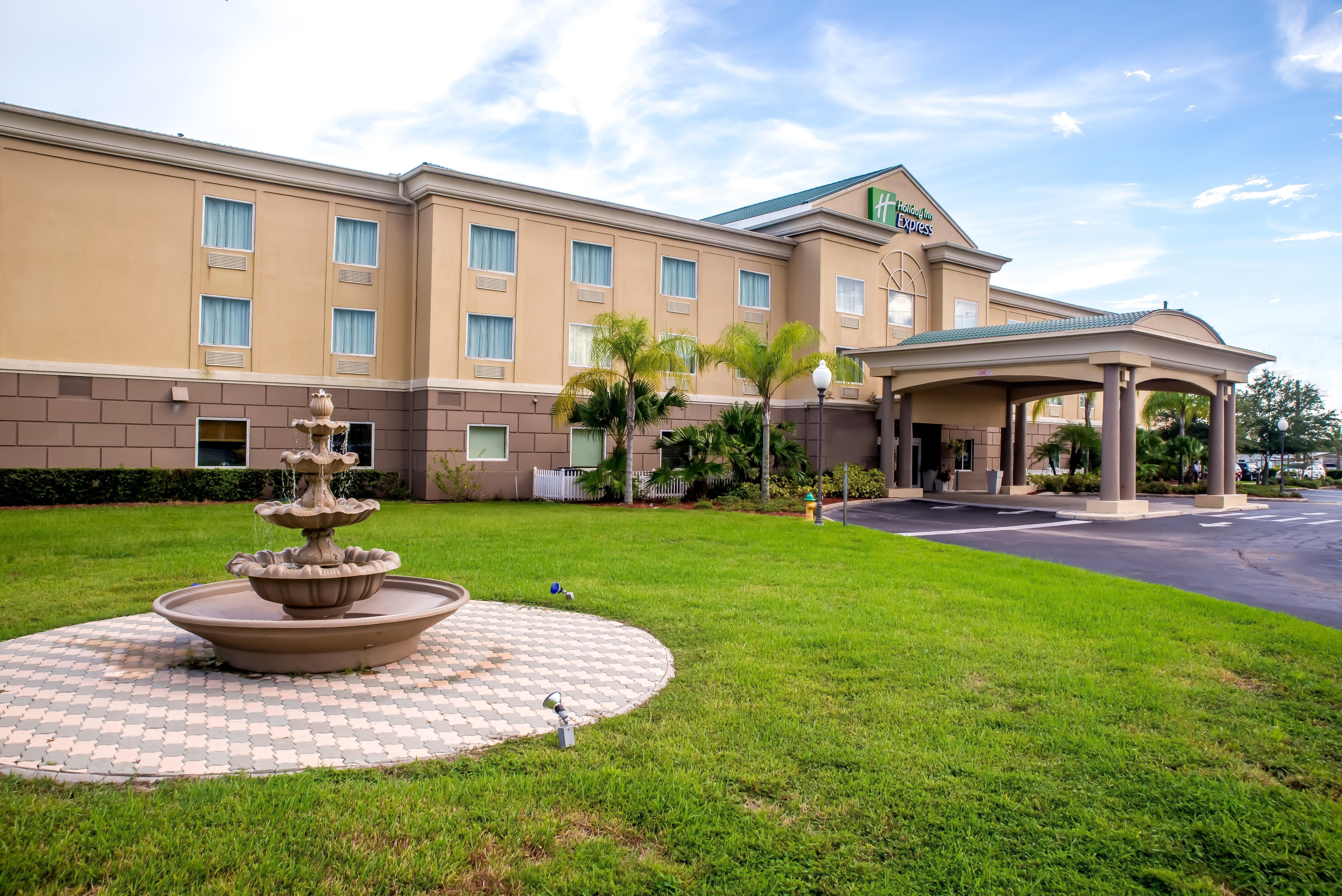 Holiday Inn Express & Suites Cocoa, An Ihg Hotel Exterior photo